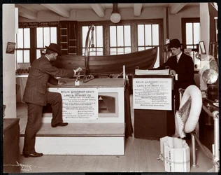 Ausstellung von Rettungsbooten durch die Welin Quadrant Davit Co. und Lane und De Groot Co. im Museum of Safety Appliances des American Institute of Social Service, New York, 1908